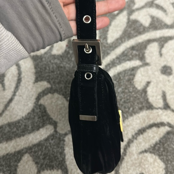 Vintage velvet Fendi baguette with mixed metal hardware - Picture 3 of 9